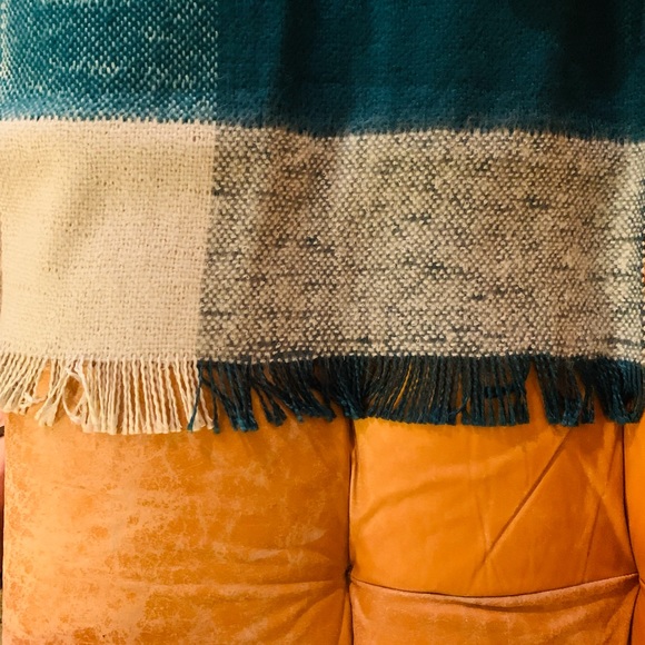 BCBG MaxAzria Wrap/Scarf - Picture 5 of 7